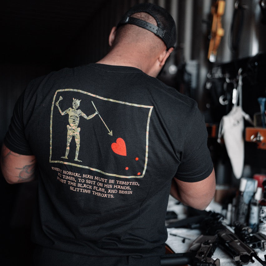 Streetwear Brand Tees - Футболка Hoist The Black Flag Savage